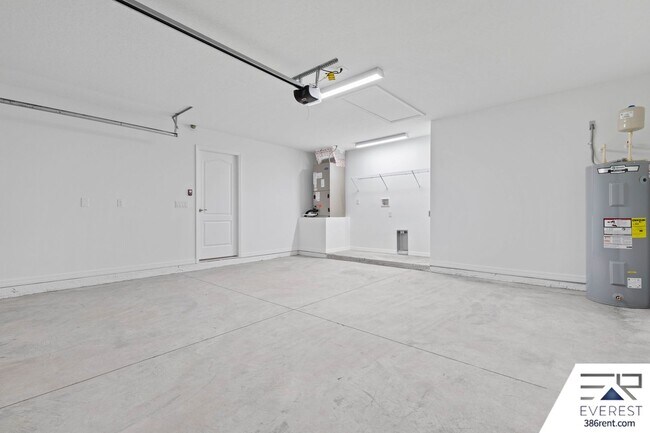 Building Photo - FULLY FENCED, LIKE NEW 4/3/2 ON A QUIET CUL-DE-SAC