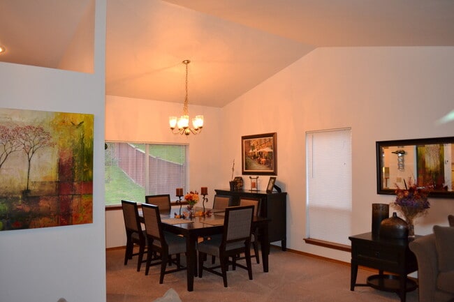 Building Photo - Federal Way tri-level rental home - 3 bedroom plus den, 3 bathrooms, 2 car garage!  Ready for lea...