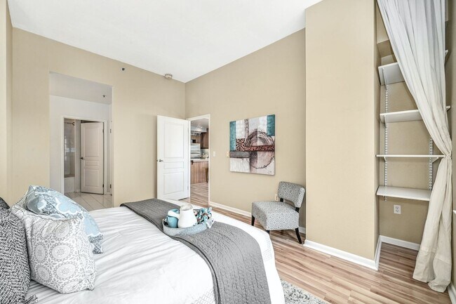 Building Photo - Bright 2 bedroom with open floor plan and spacious terrace!