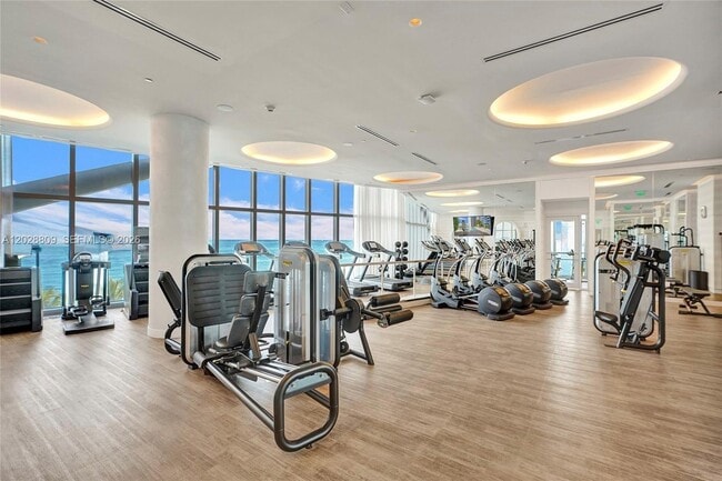 Building Photo - 15701 Collins Ave