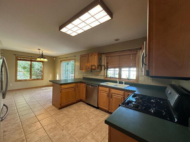 Building Photo - 384 Kingsmill Dr