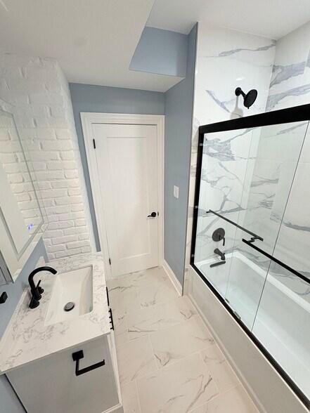 Building Photo - 2026 W McLean Ave