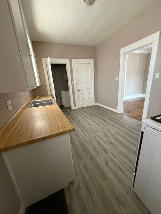 Building Photo - House for Rent 3 BR / 1 BA