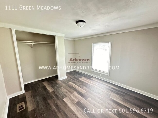Building Photo - 1111 Green Meadows Dr