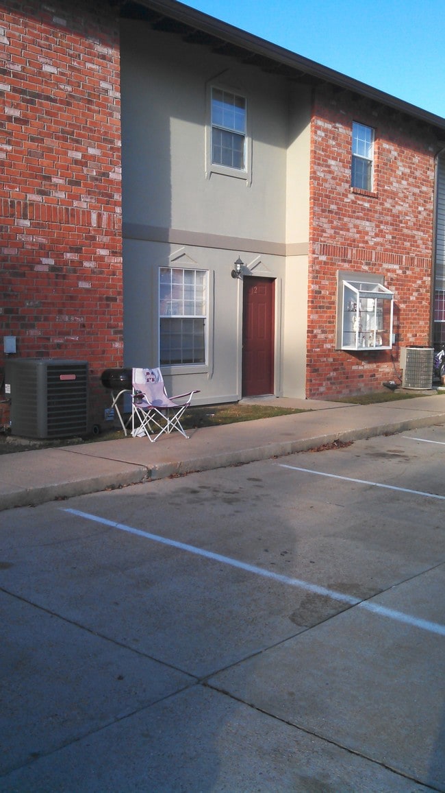 Outside Property - 106 Briarhill Rd