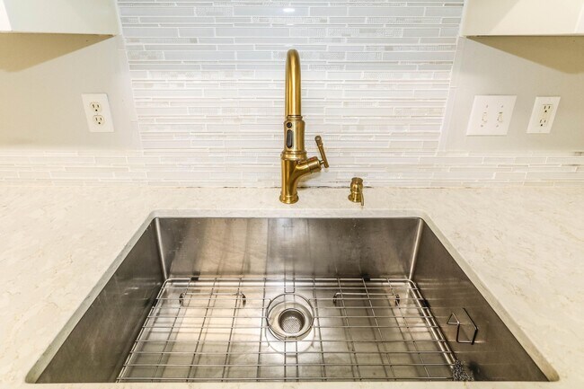 Building Photo - 5803 Carriage Hills Dr