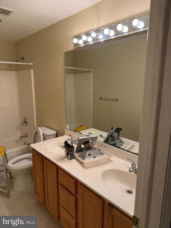 Building Photo - 15 W Central Ave