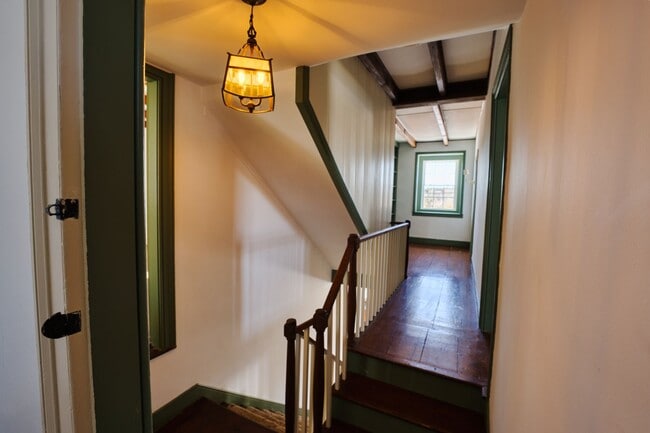 Building Photo - Beautiful 4 Bedroom Farm House