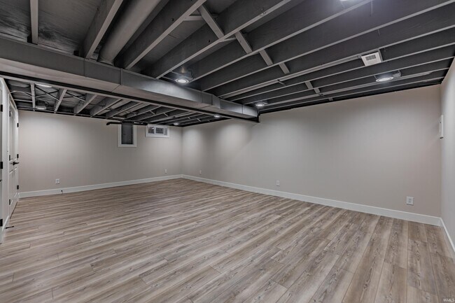 Building Photo - 441 Lawrence Dr