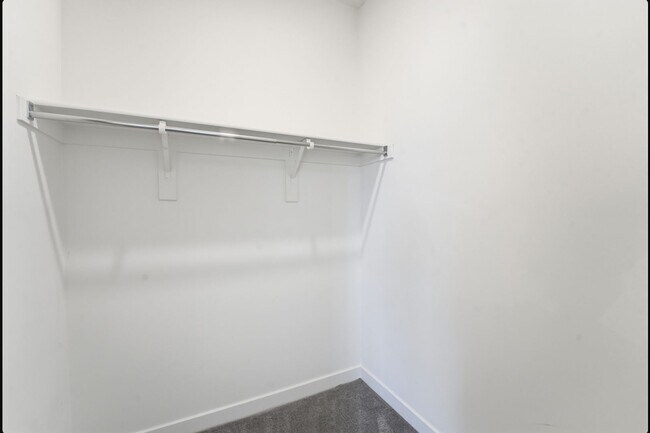 Building Photo - Stylish 2-bedroom, 2.5 bathroom townhouse in a desirable Phoenix location!