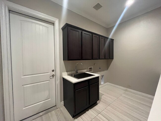 Building Photo - 4815 Viewcrest Rd