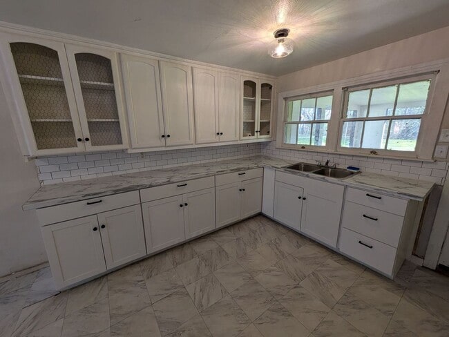 Building Photo - 475 Mitchell St