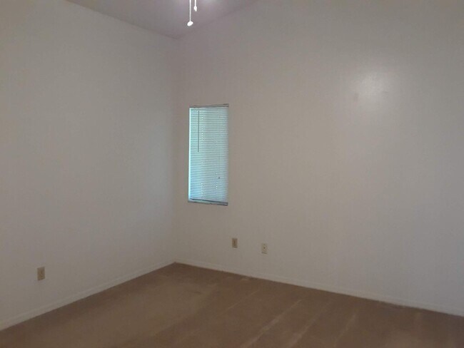 Building Photo - Lovely 3 Bedroom 2 Bathroom HOME!!!