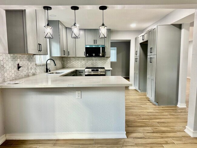 Building Photo - 10615 Piping Rock Ln