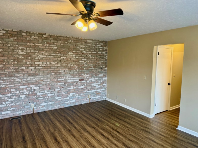 Building Photo - 515 Monroe Ave