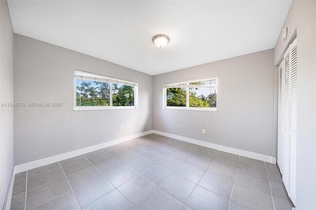 Building Photo - 1960 NE 161st St