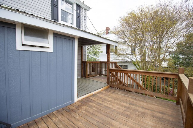 Building Photo - Now Preleasing for 2026–2027 – Beautifully Renovated Duplex in West Columbia