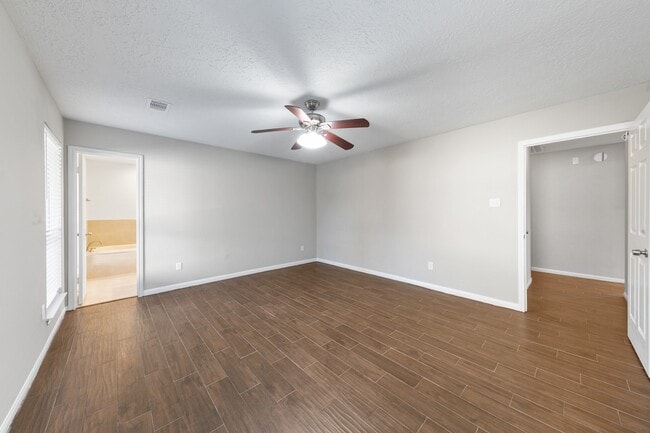 Building Photo - 802 Foxglove Dr