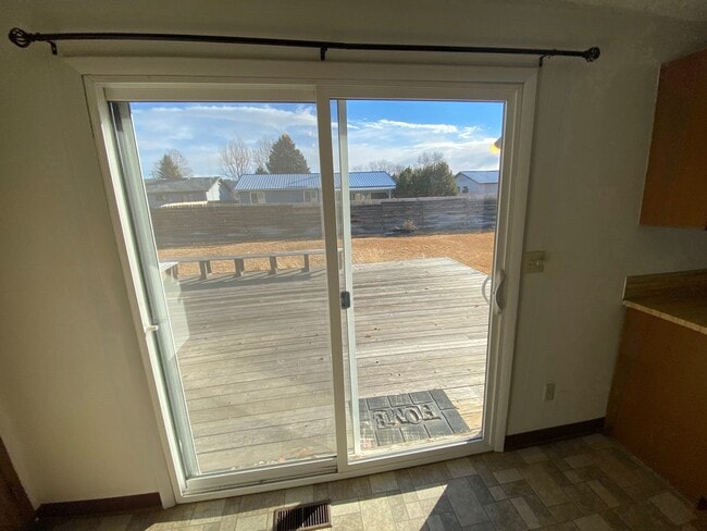 Building Photo - Cozy 3 Bedroom 1 Bath Home with Large Yard & 1 Car Attached Garage