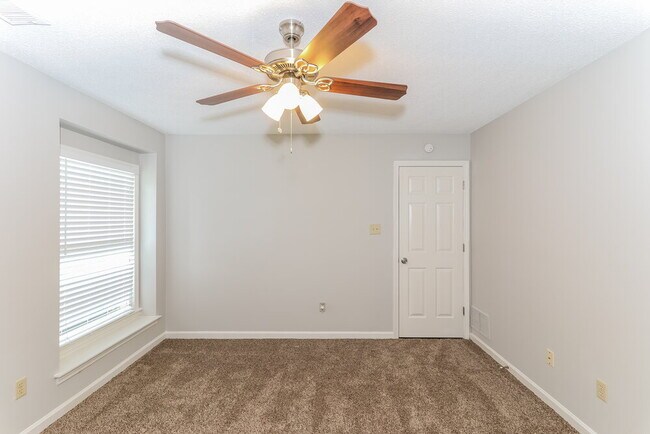 Building Photo - 7143 Emily Ln