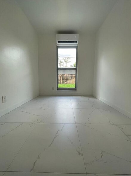 Building Photo - 5731 SW 53rd Ter
