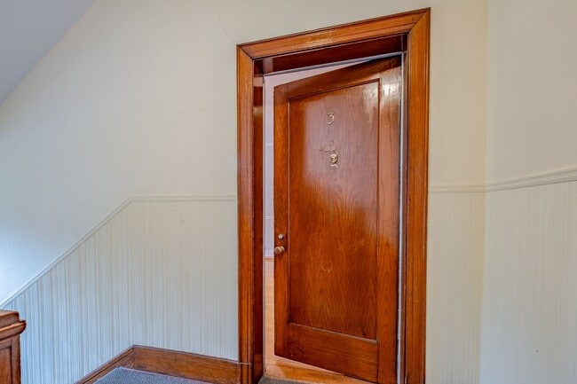 Building Photo - Cozy 2 Bedroom Apartment