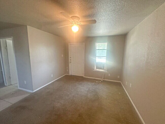 Building Photo - 2 Bedroom, 1 Bath Apartment