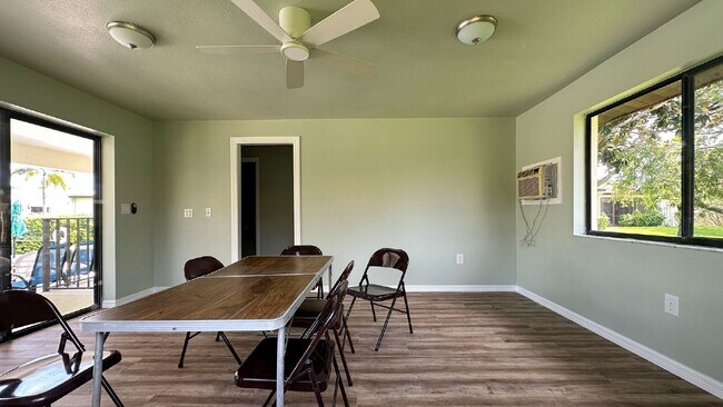 Building Photo - Fully furnished Beachside townhome