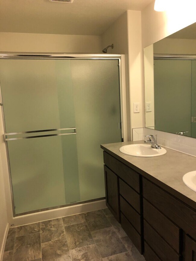 Building Photo - New Edgewood Home in Sagecrest Development!