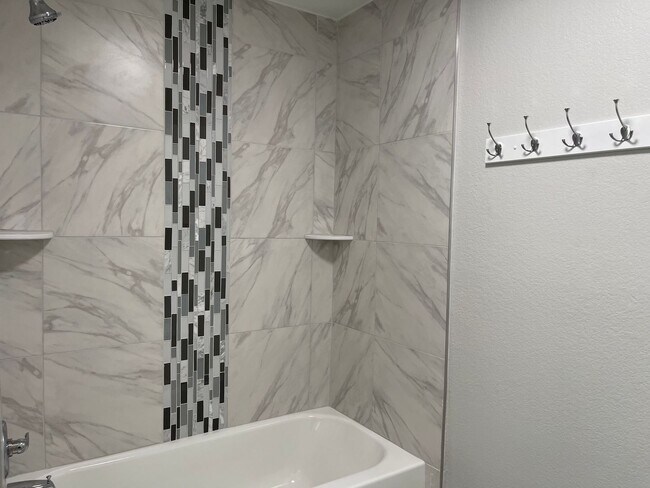 Building Photo - Duplex with 5 Bedroom & 4 Baths