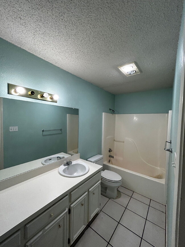 Building Photo - Nice Three Bedroom - Northridge