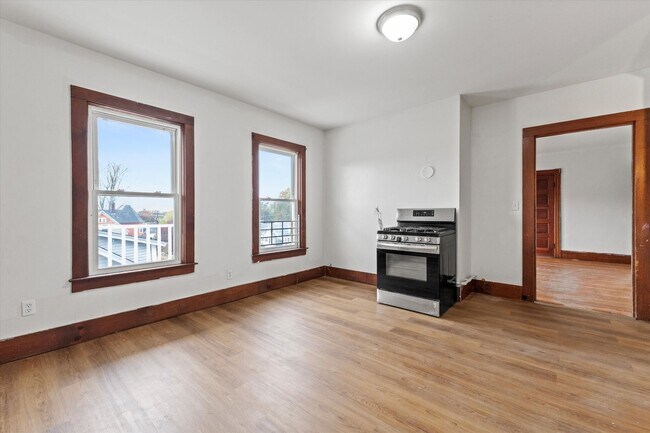 Building Photo - 651 Lake Ave, #3, Manchester NH 03103