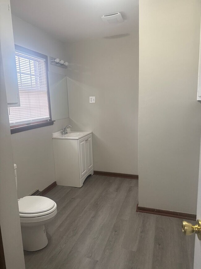 Building Photo - Large Family Home!!