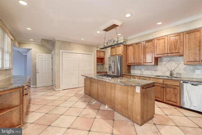 Building Photo - 2082 Hunters Crest Way