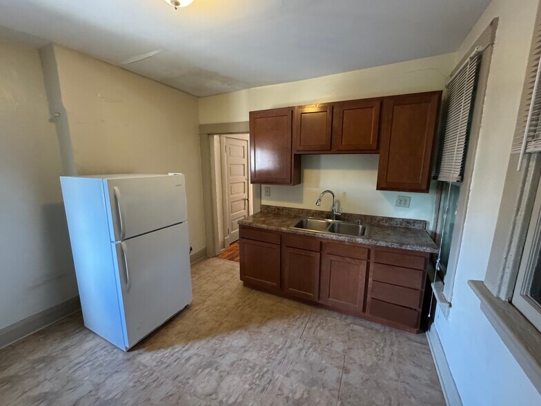 kitchen - 836 Harrison Ave