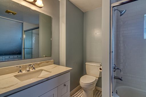 Building Photo - Beautiful 3 Bedroom Home in the Heart of Q...