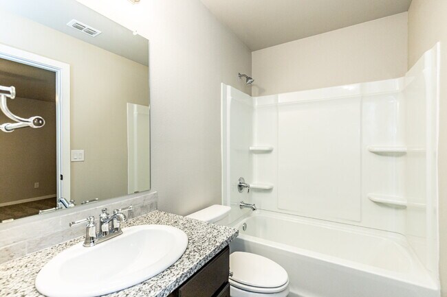 Building Photo - Luxurious Cottage Home Located In Bell Farms!