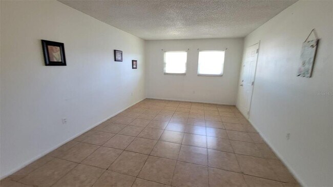 Building Photo - 826 Sky Lake Cir