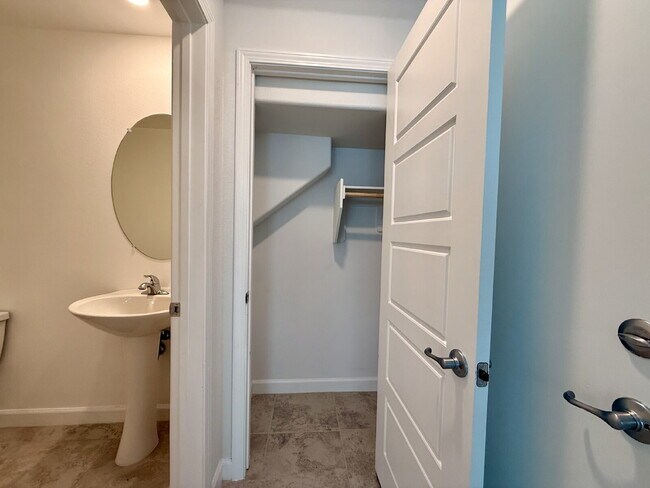 Building Photo - 3 BED 2.5 BATH 2 CAR GARAGE TOWNHOUSE W/ LOFT IN HENDERSON CADENCE COMMUNITY FEAT. COMMUNITY POOL!