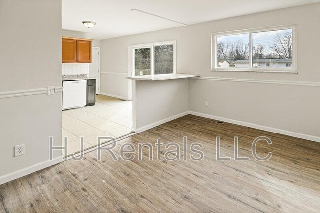 Building Photo - 650 Sherwood Dr