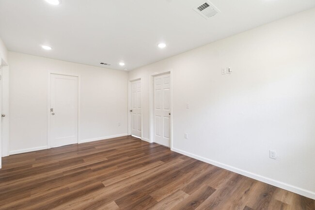 Building Photo - 865 N Ulmer St