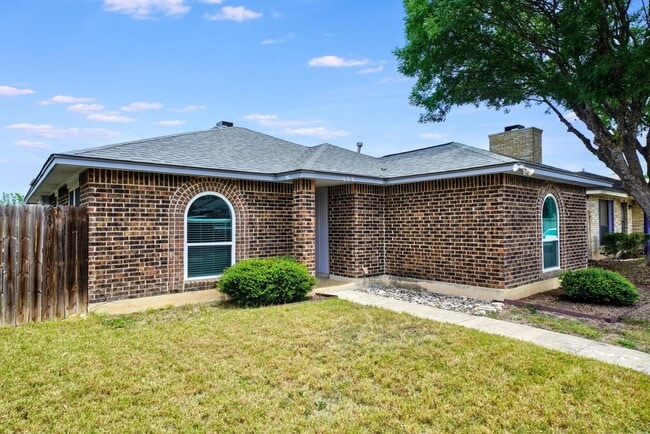 Building Photo - Charming 2-bed, 2-bath home in Universal C...