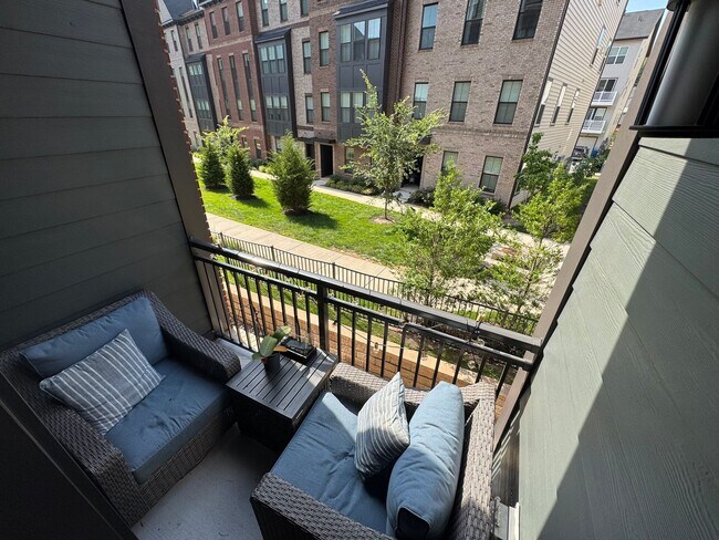 Building Photo - Stylish 2 Bed 2 Bath Condo With Den & Balc...