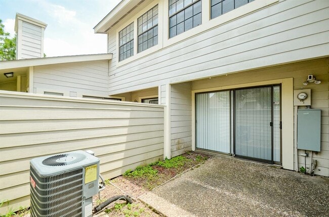 Building Photo - 6211 Ludington Dr