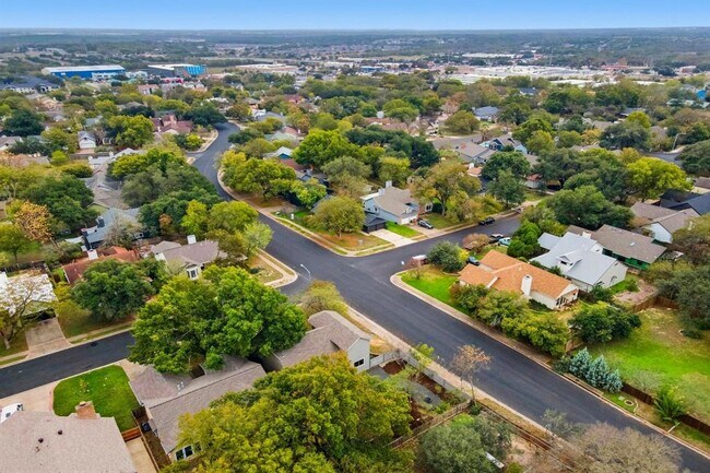 Building Photo - 9312 Roxanna Dr