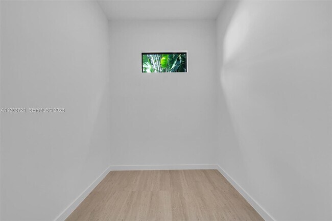 Building Photo - 3905 SW 5th St