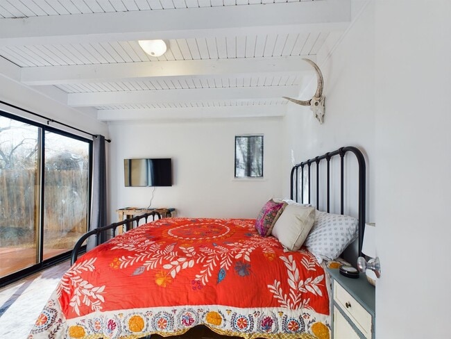 Building Photo - Beautiful Condo Available Now!