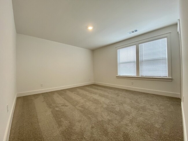 Building Photo - 647 Conifer Dr