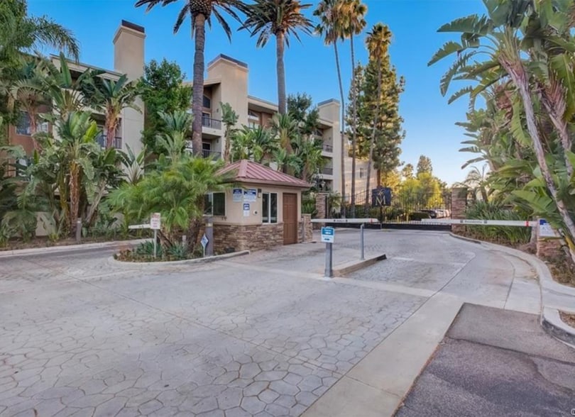 Primary Photo - 21500 Burbank Blvd