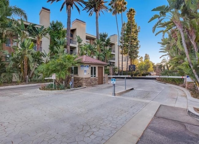 Primary Photo - 21500 Burbank Blvd